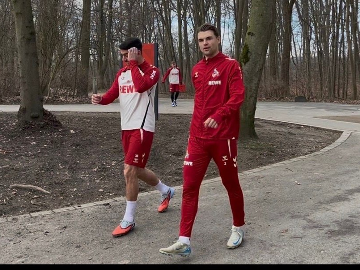 Joel Schmied und Cenk Özkacar am 23. Januar 2026 auf dem Weg zum Geheimtraining beim 1. FC Köln.