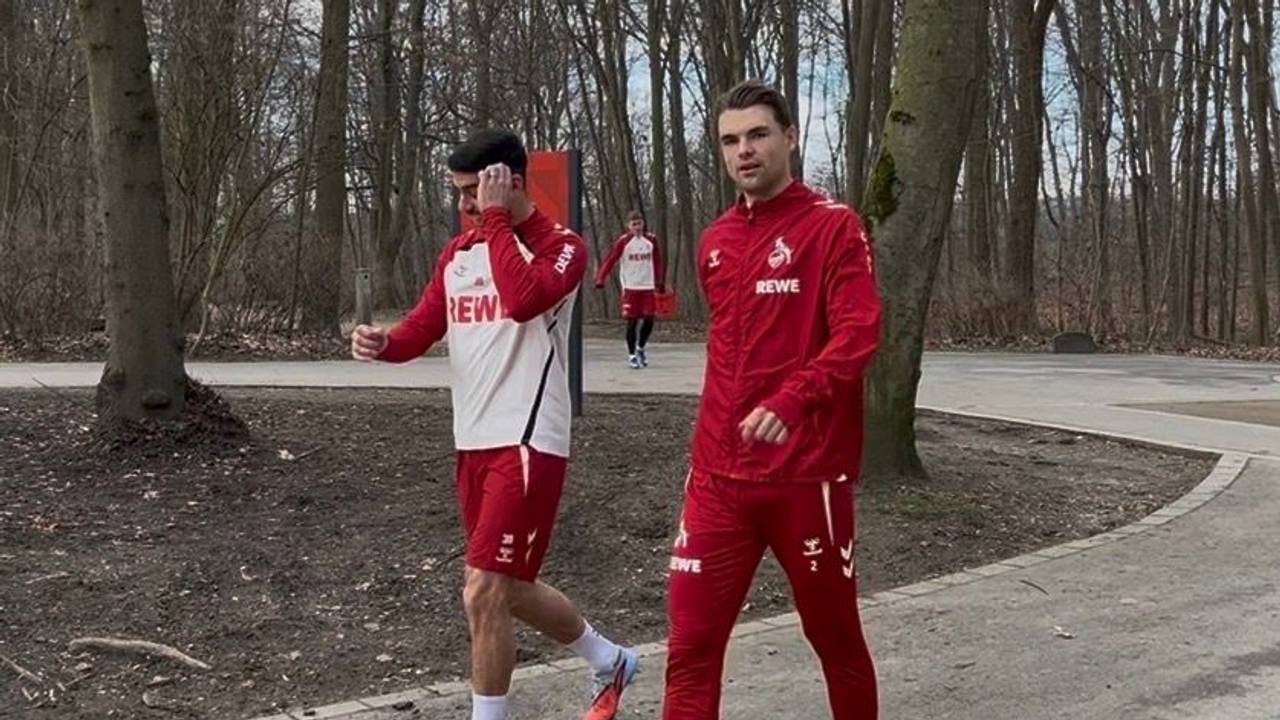 Joel Schmied und Cenk Özkacar am 23. Januar 2026 auf dem Weg zum Geheimtraining beim 1. FC Köln.