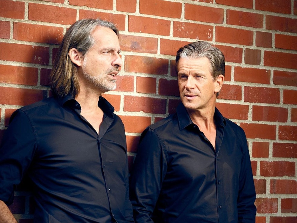 In ihrer neuen Podcast-Folge widmeten sich Richard David Precht (links) und Markus Lanz unter anderem womöglich bald auftretenden sozialen Problemen. (Bild: ZDF / Christian Bruch)