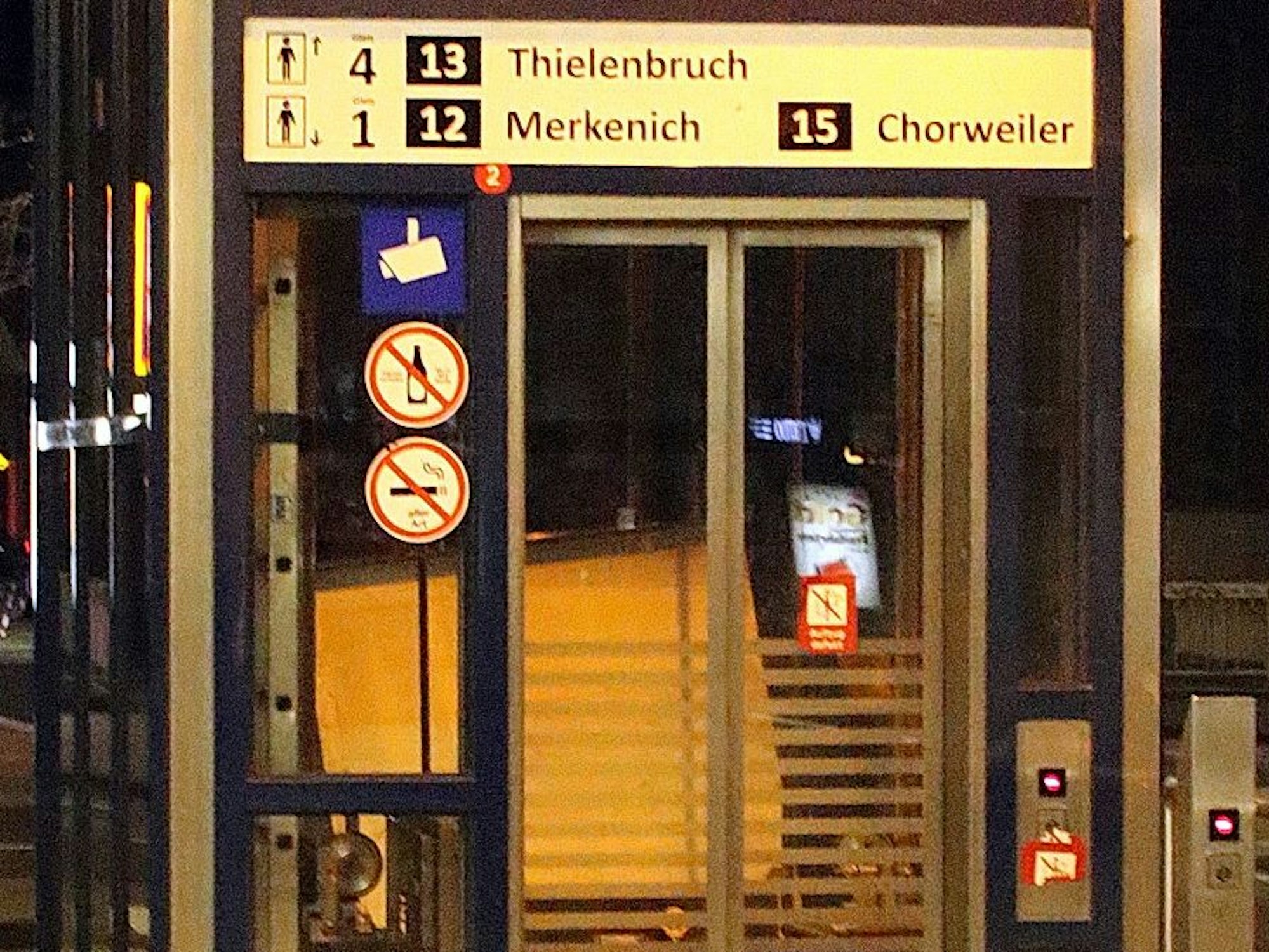 An der Tür eines Aufzugs klebt ein Außer-Betrieb-Schild.