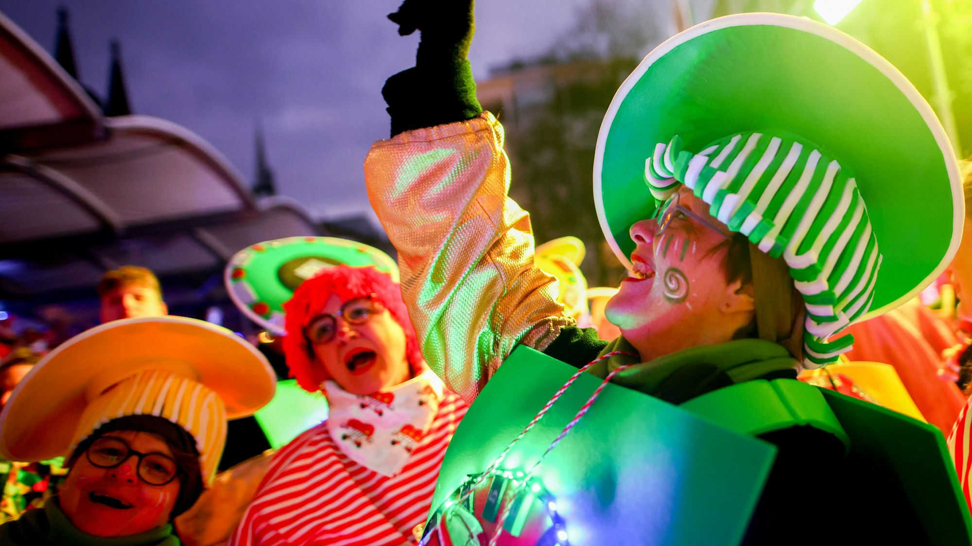 Sternmarsch mit vielen Veedelsgruppen auf dem Alter Markt in Köln - Jecke im Dunkeln.