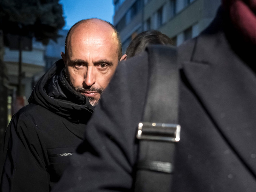 Jacques Moretti geht hinter einer anderen Person her.