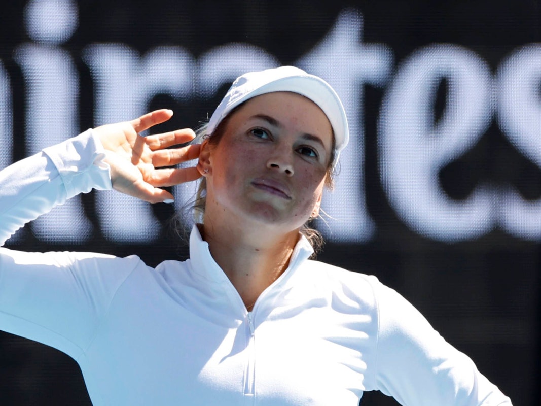 Julija Putinzewa hält ihre Hand ans Ohr.