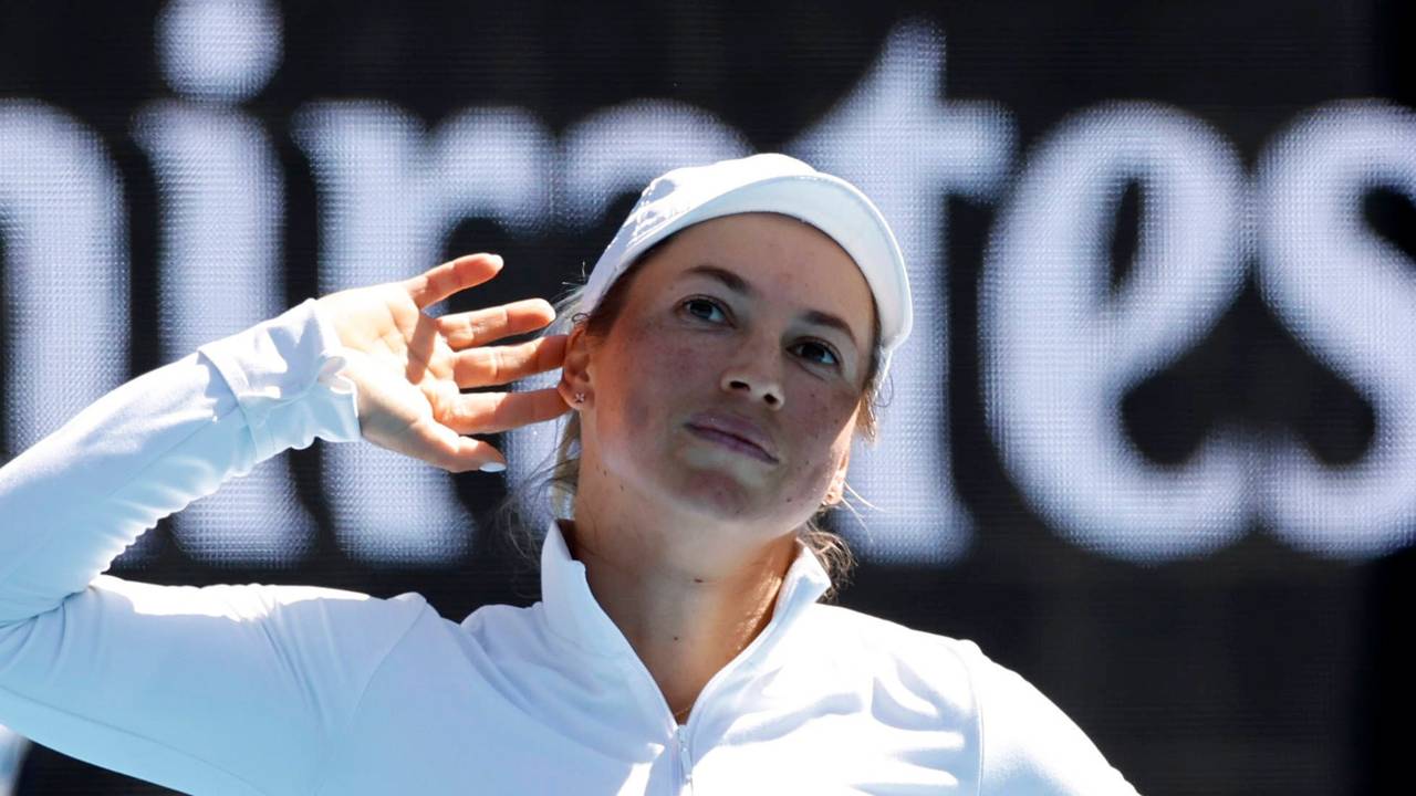 Julija Putinzewa hält ihre Hand ans Ohr.