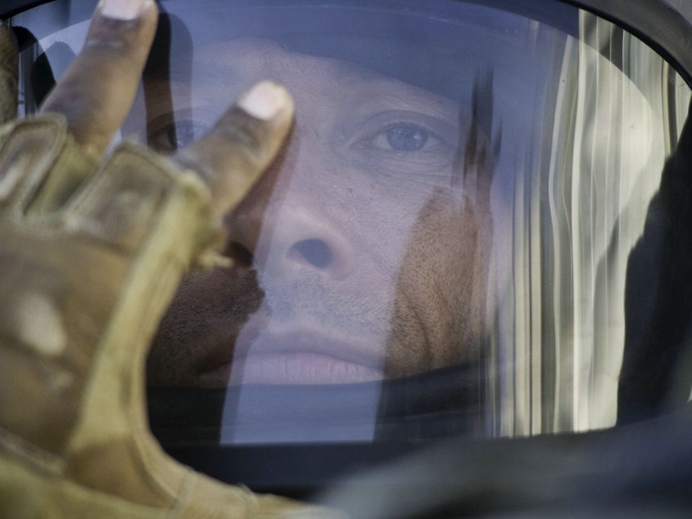 Bereitet sich auf die Bombenentschärfung vor: Sergeant Matt Thompson (Guy Pearce). (Bild: ZDF/Jonathan Olley)