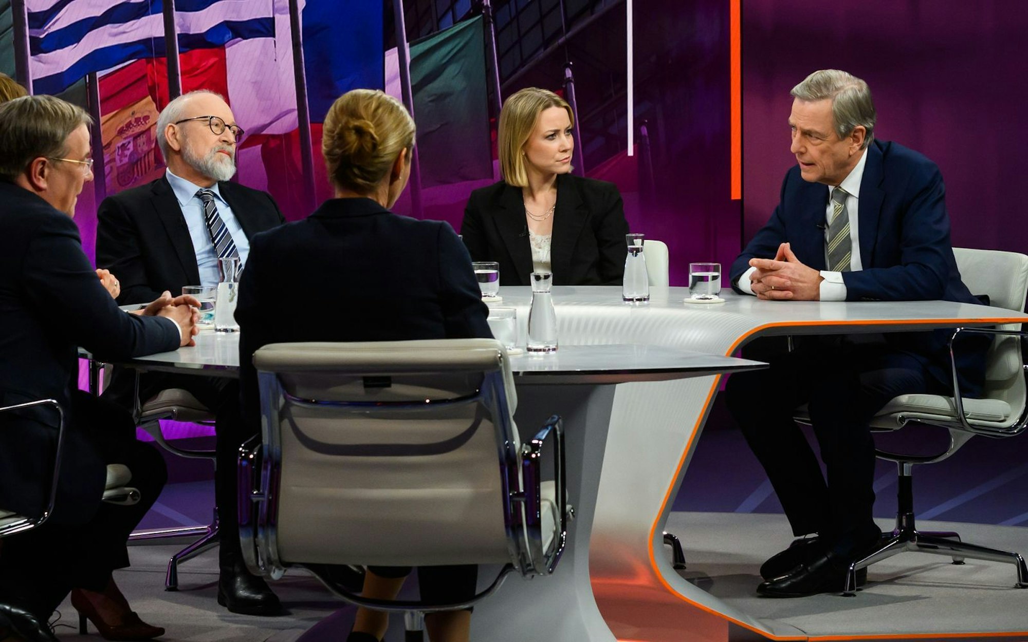 Claus Kleber (rechts) nahm bei „Maybrit Illner“ kein Blatt vor den Mund. (Bild: ZDF/Jule Roehr)