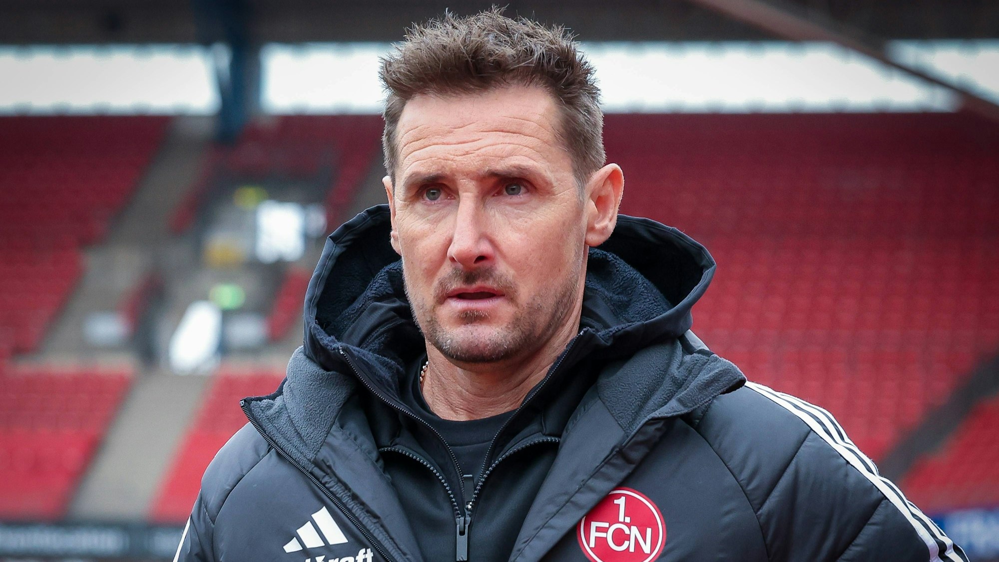 Cheftrainer Miroslav Klose kommt ins Stadion.
