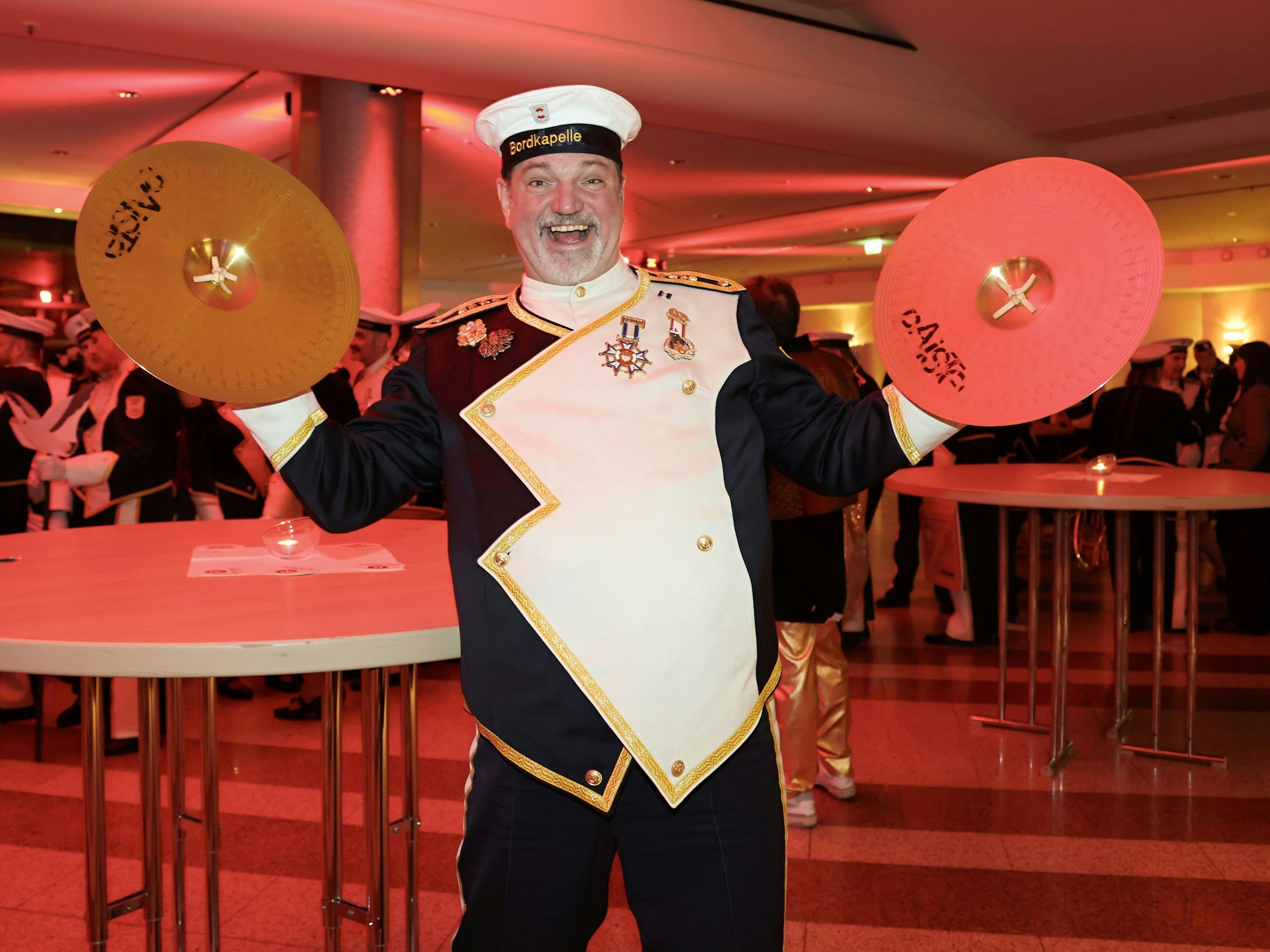 Michael Samm schlägt die Becken zusammen.