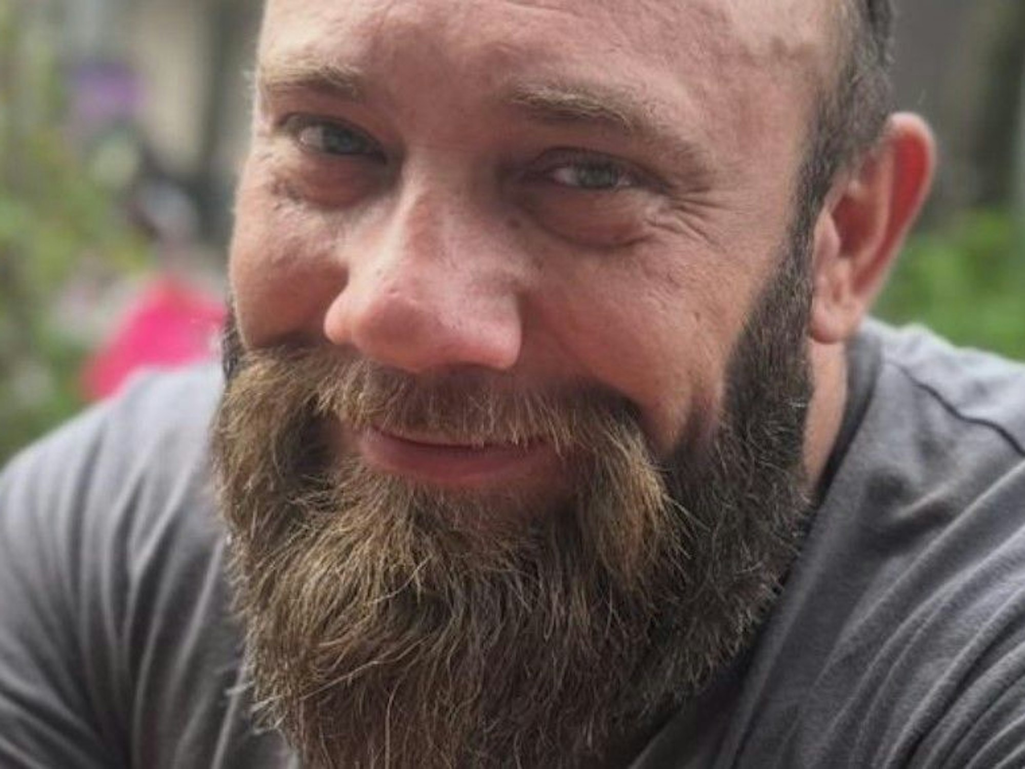 Olli M. lag nach einer Sepsis im Koma. Der Fan des 1. FC Köln will sich nun zurück ins Leben kämpfen, die FC-Familie hilft ihm dabei.