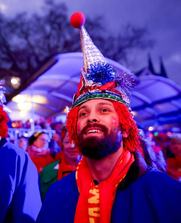 Sternmarsch mit vielen Veedelsgruppen auf dem Alter Markt in Köln - Jecke im Dunkeln.