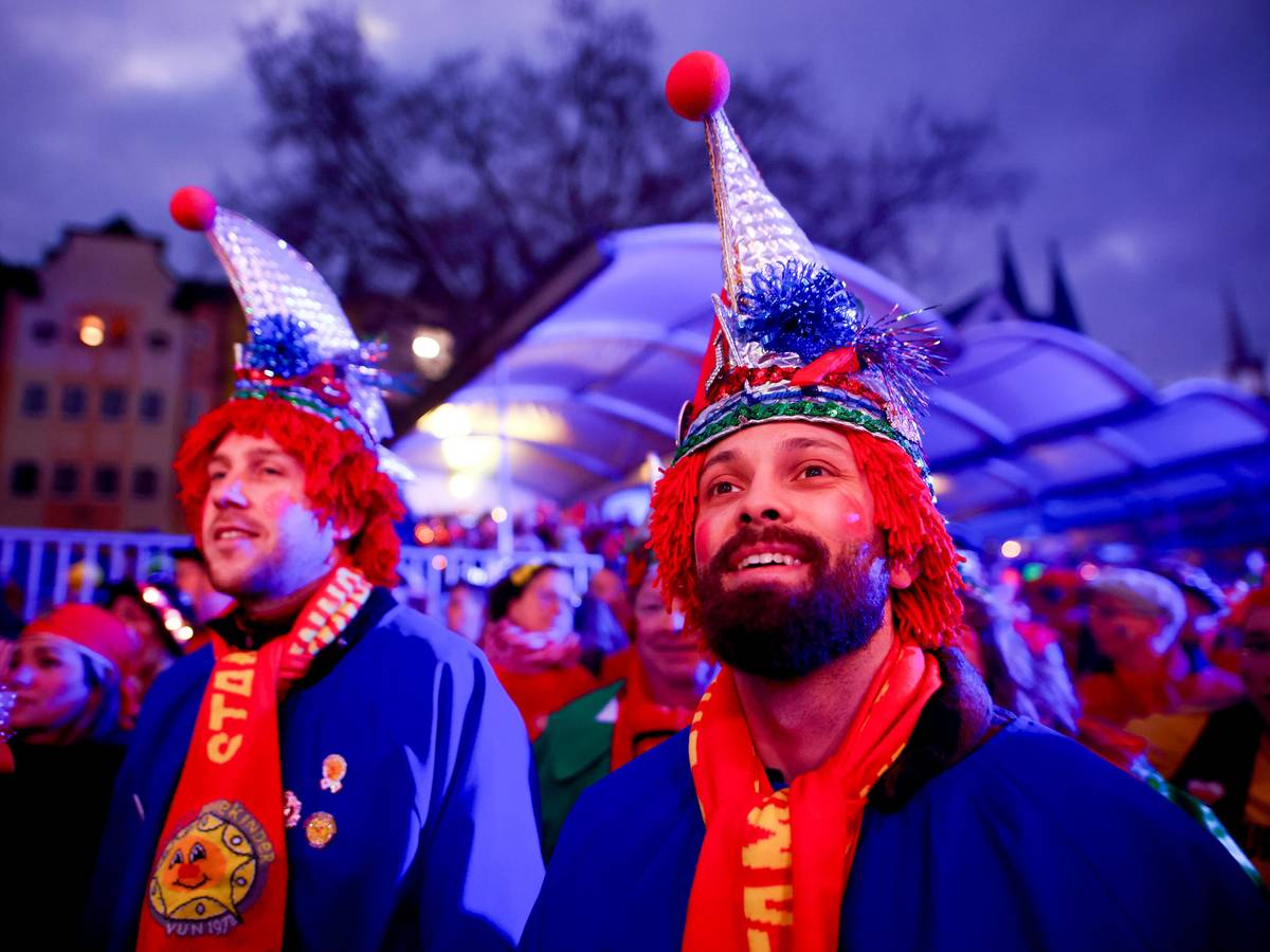 Sternmarsch mit vielen Veedelsgruppen auf dem Alter Markt in Köln - Jecke im Dunkeln.