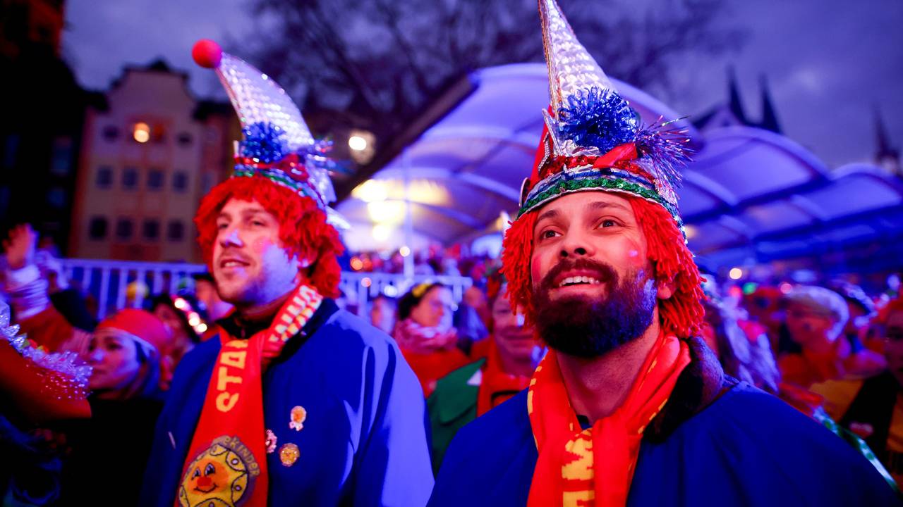 Sternmarsch mit vielen Veedelsgruppen auf dem Alter Markt in Köln - Jecke im Dunkeln.