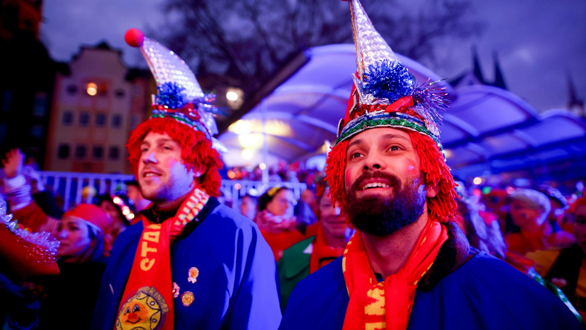 Sternmarsch mit vielen Veedelsgruppen auf dem Alter Markt in Köln - Jecke im Dunkeln.
