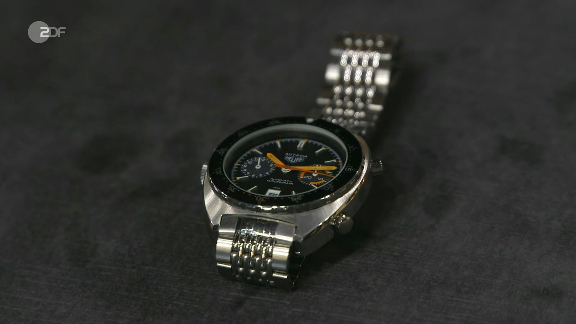 Der Chronograph „Autavia“ von Heuer aus den 1970er-Jahren lief trotz Revision nicht richtig, deshalb konnte der Experte nur einen Wert von 2.500 bis 3.000 Euro ansetzen. Trotz des kaputten Sekundenzeigers ließ sich Elke Velten auf 3.300 Euro ein.
(Bild: ZDF)