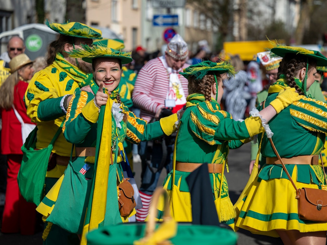 Der Veedelszug zieht am Karnevalsdienstag durch Nippes und Weidenpesch.