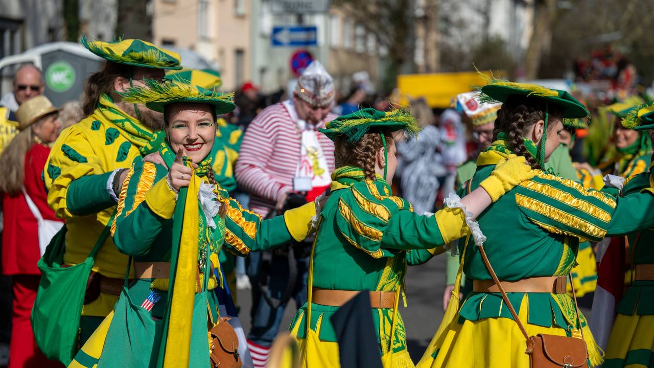 Der Veedelszug zieht am Karnevalsdienstag durch Nippes und Weidenpesch.