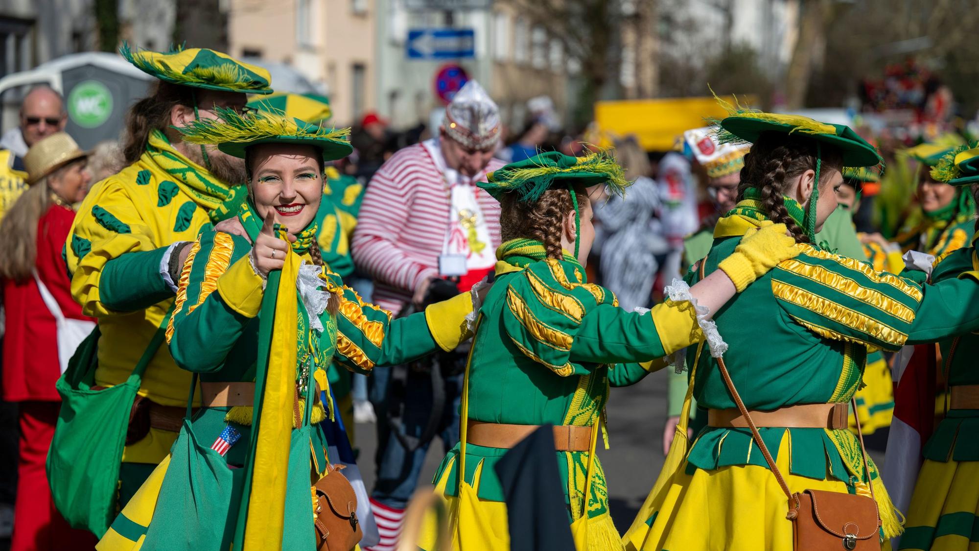 Der Veedelszug zieht am Karnevalsdienstag durch Nippes und Weidenpesch.