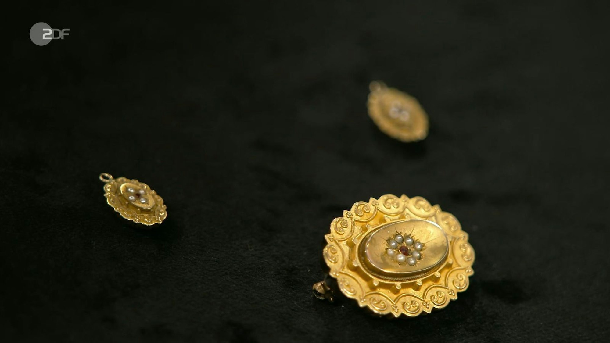 Die goldene Brosche mit zwei Anhängern aus dem Jahr 1891 hatte einen Wert von 250 bis 300 Euro. Elke Velten schnappte sich die Schmuckstücke für 260 Euro.
(Bild: ZDF)