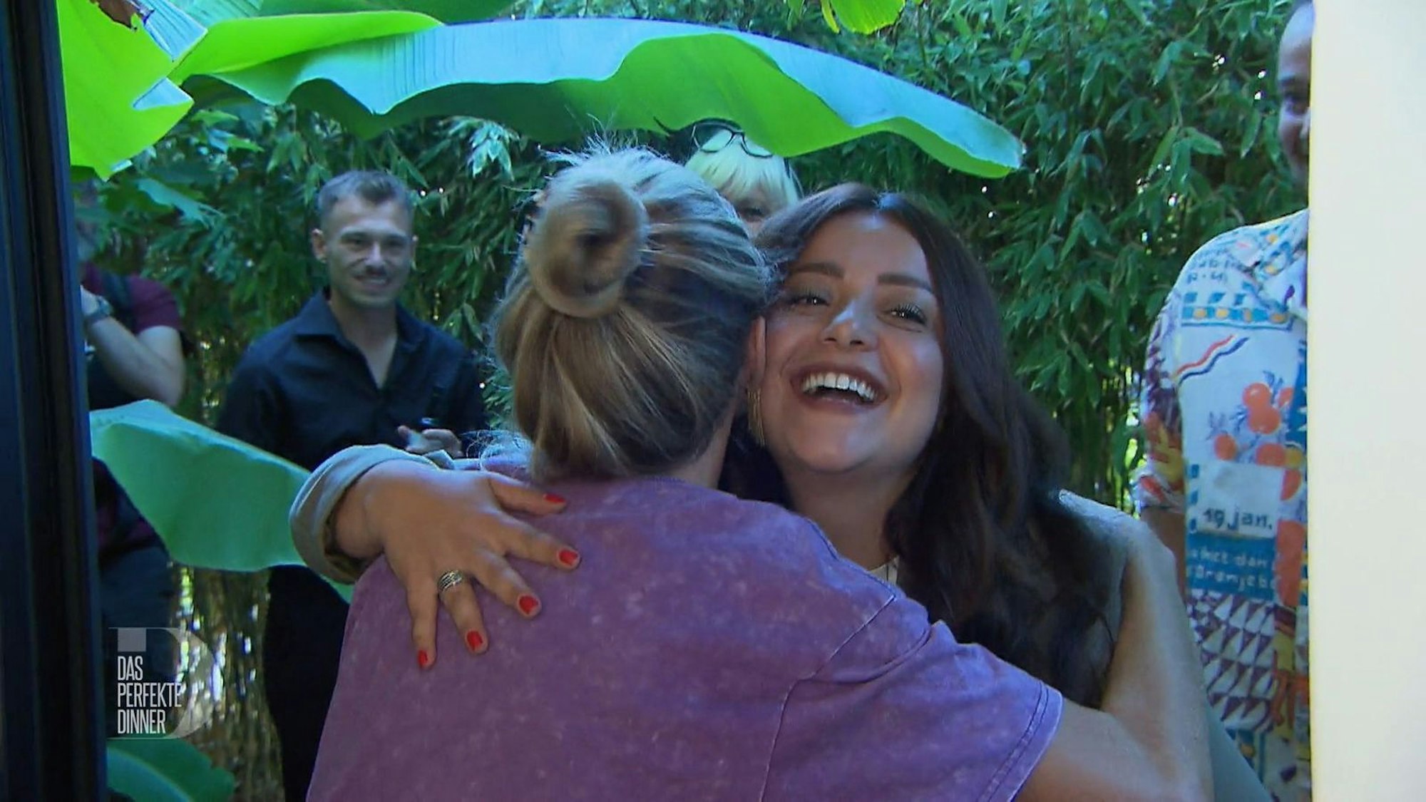 Beim zweiten Anlauf finden Max, Petra, Turina und Markus (von links) die richtige Eingangstür, versteckt hinter viel Grün.
(Bild: RTL)