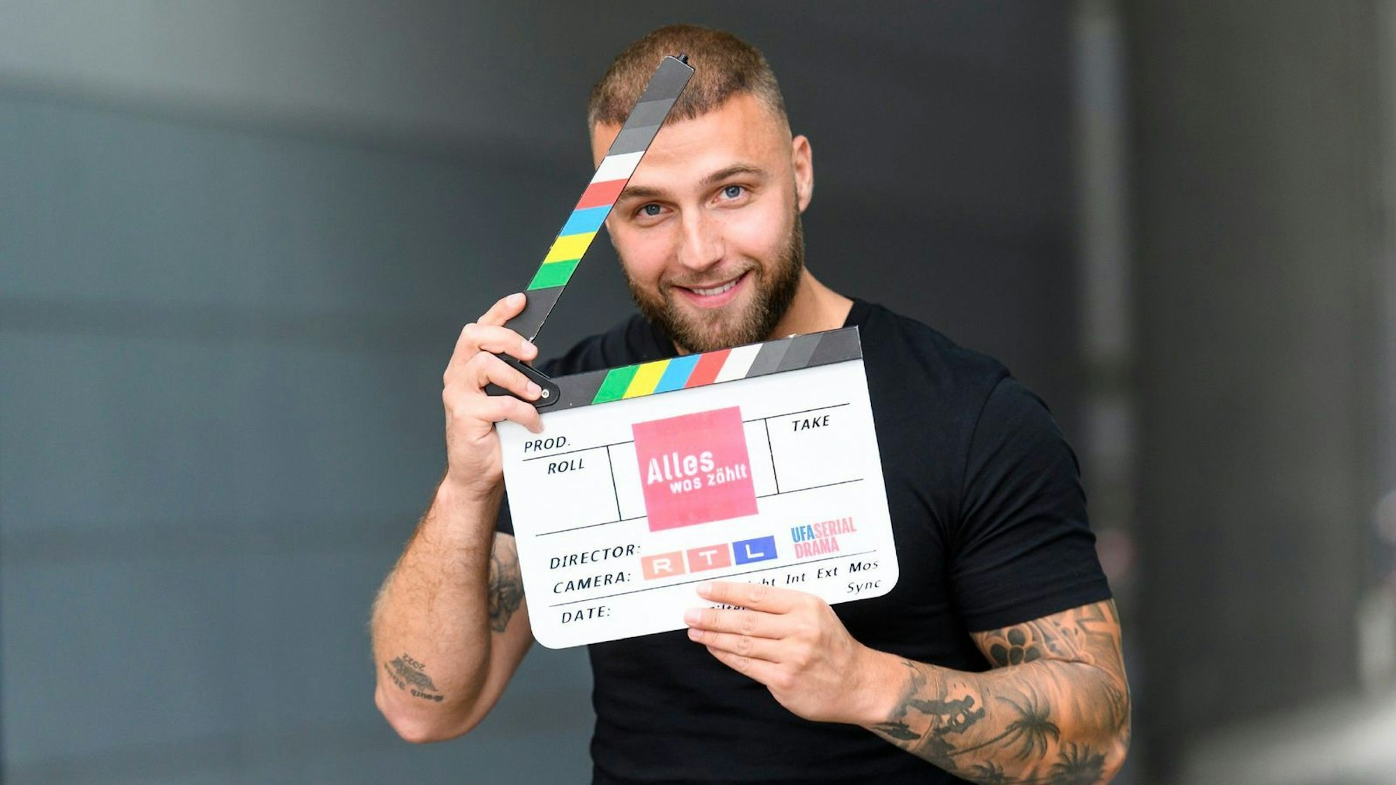 2023 feierte Filip Pavlović in einer Gastrolle sein Schauspieldebüt in der RTL-Daily „Alles was zählt“. (Bild: RTL / Julia Feldhagen)