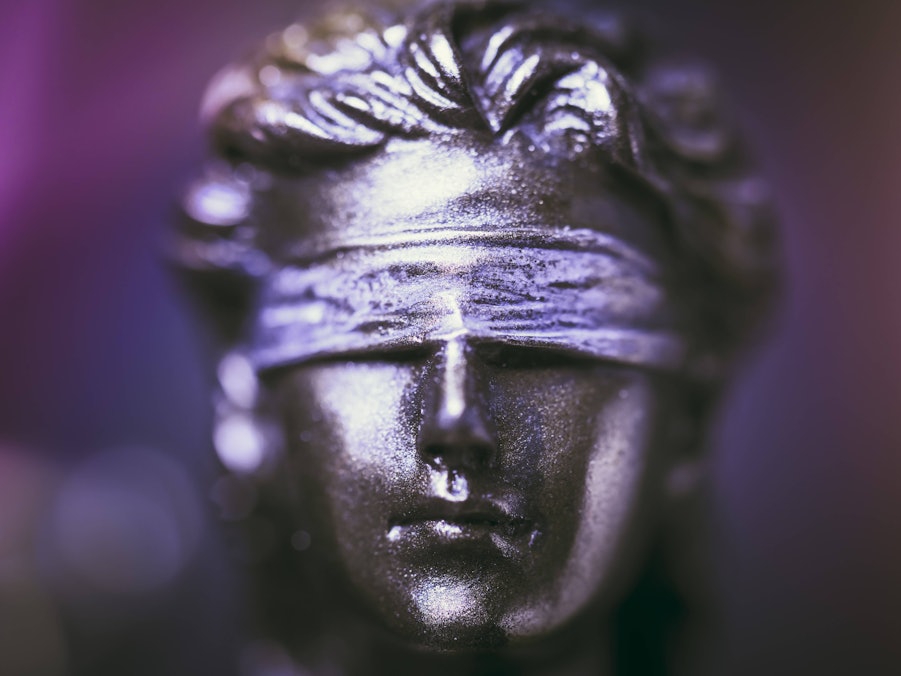 Statue von Justitia mit verbundenen Augen