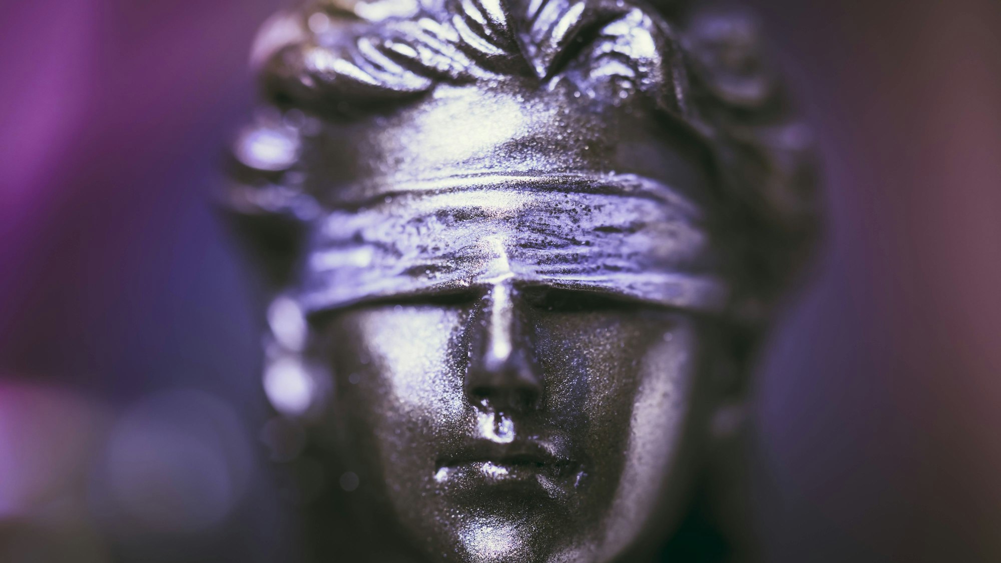 Statue von Justitia mit verbundenen Augen