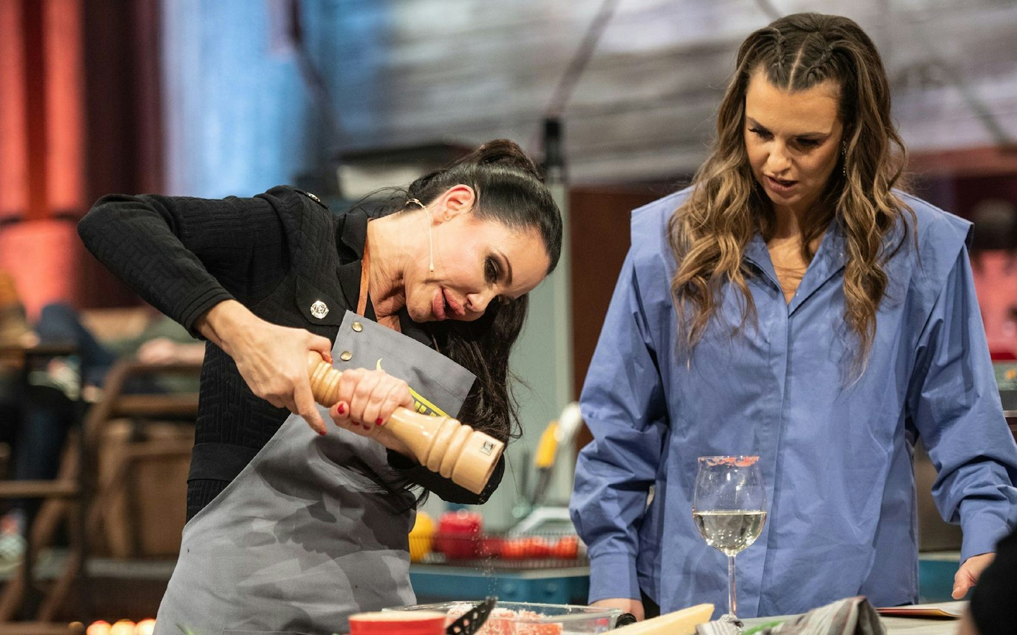 Dschungelkönigin Djamila Rowe (links) brachte Moderatorin Laura Wontorra bei ihrem Auftritt bei „Grill den Henssler“ mehrfach aus dem Konzept. (Bild: RTL / Pervin Inan-Serttas)
