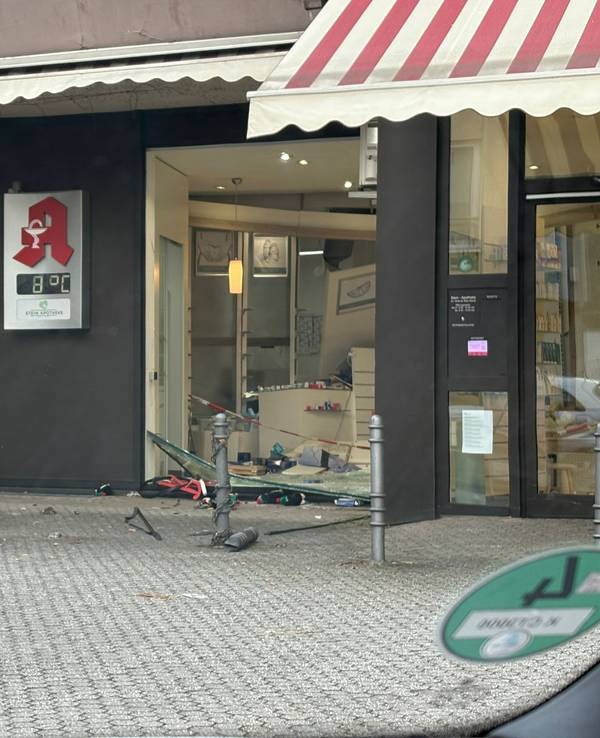 In Lövenich steuerte eine Seniorin ein Auto in eine Apotheke.