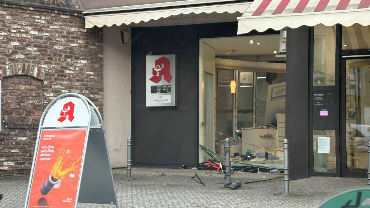 In Lövenich steuerte eine Seniorin ein Auto in eine Apotheke.