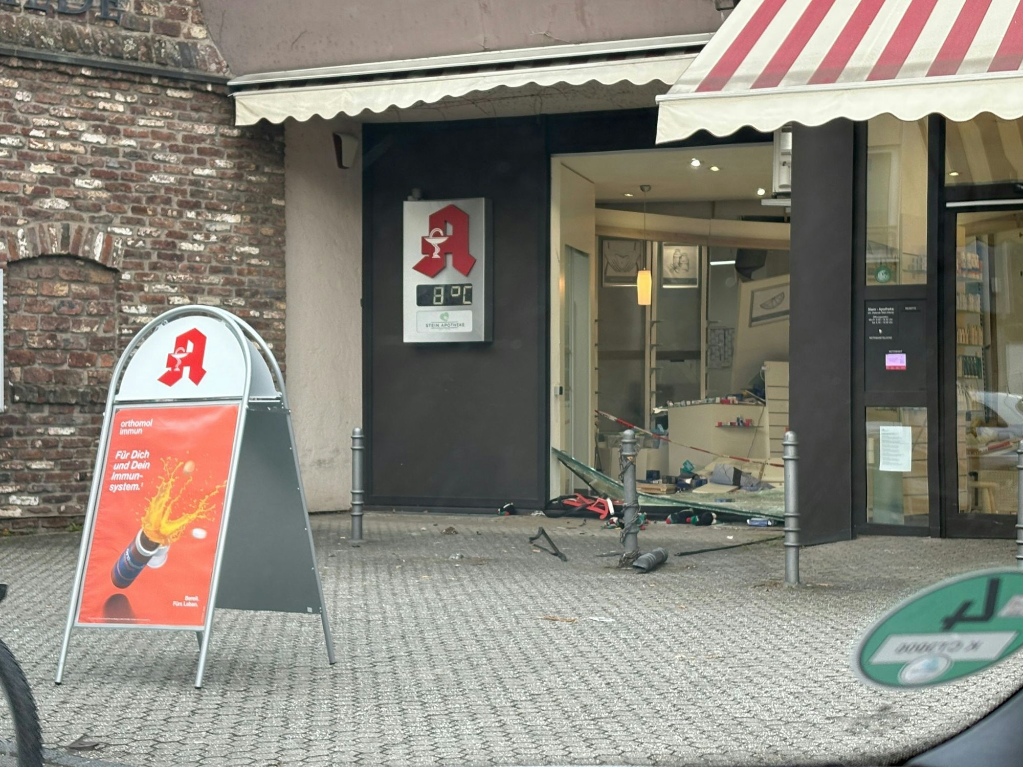 In Lövenich steuerte eine Seniorin ein Auto in eine Apotheke.