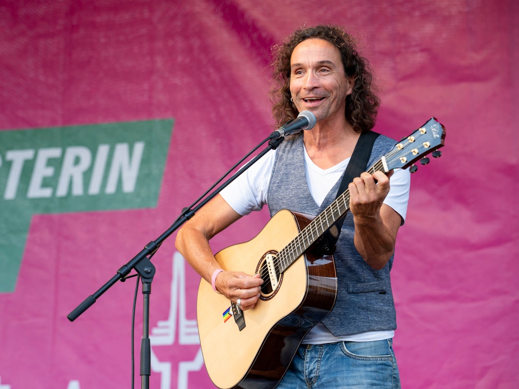 06.09.2025, Köln: Stephan Brings. Berivan Aymaz, Kandidatin der Partei Bündnis 90/Die Grünen, bei ihrem Wahlkampfhöhepunkt unter dem Motto "Musik – Kultur – Politik. Für die Stadt mit Herz" auf dem Neptunplatz. Foto: Uwe Weiser