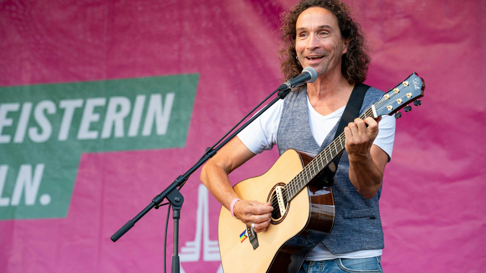 06.09.2025, Köln: Stephan Brings. Berivan Aymaz, Kandidatin der Partei Bündnis 90/Die Grünen, bei ihrem Wahlkampfhöhepunkt unter dem Motto "Musik – Kultur – Politik. Für die Stadt mit Herz" auf dem Neptunplatz. Foto: Uwe Weiser