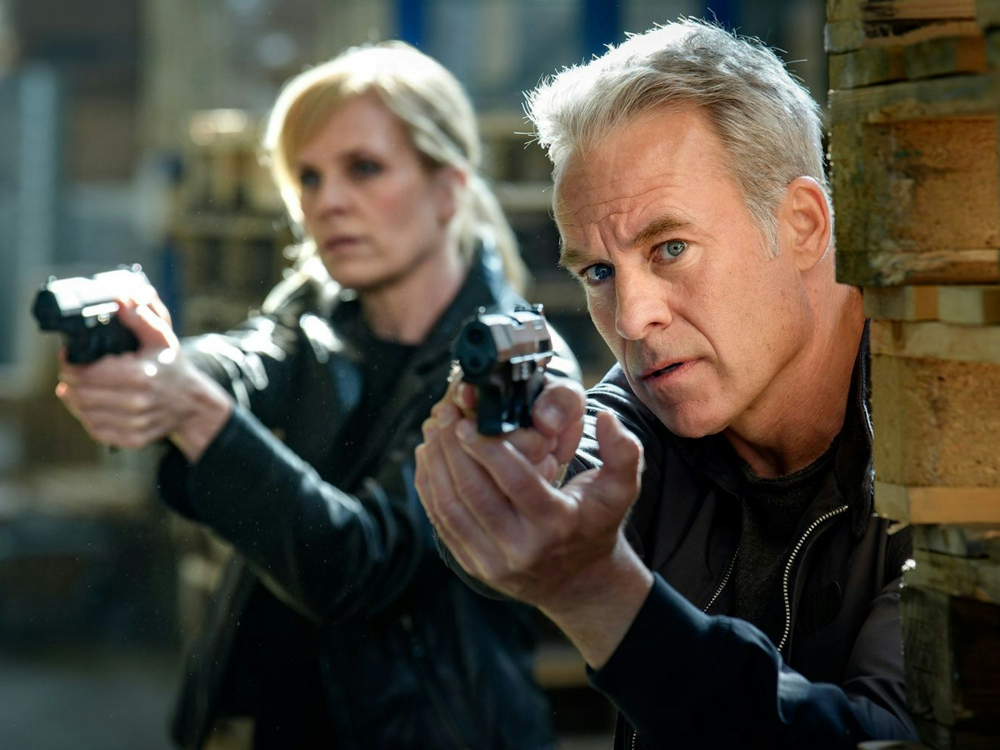 Auf ein Baustoffcenter wurde ein Raubüberfall begangen. Ina Zimmermann (Melanie Marschke) und Jan Maybach (Marco Girnth) von der SOKO Leipzig halten das Geschehen im Auge, denn noch sind die Täter vor Ort. (Bild: ZDF/Uwe Frauendorf)