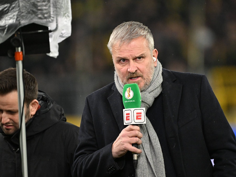 Didi Hamann spricht in ein Mikrofon