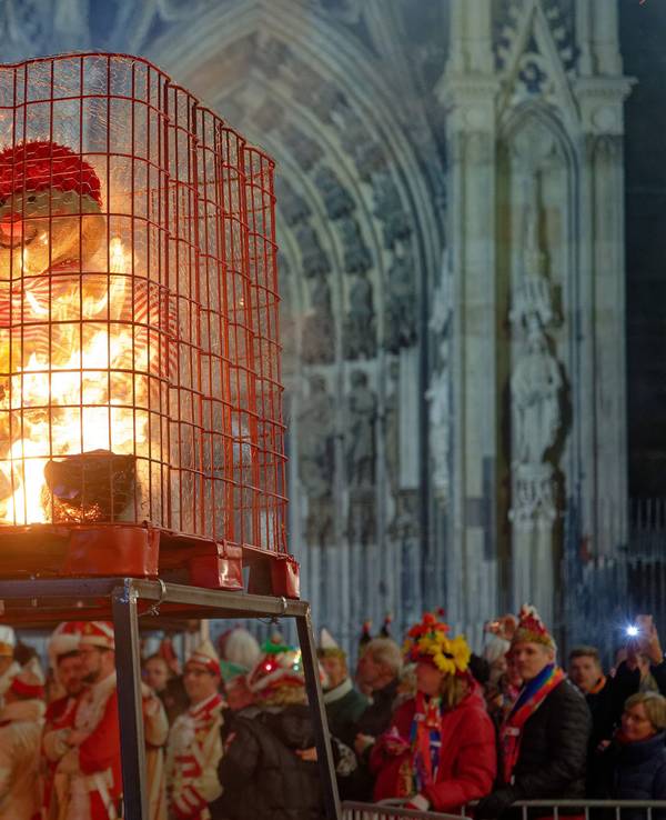 Karnevalisten beobachten die „Nubbel-Verbrennung“ vor dem Kölner Dom.