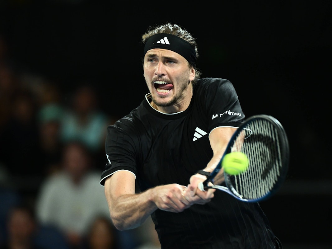 Alexander Zverev streckt bei einem Schlag die Zunge raus.