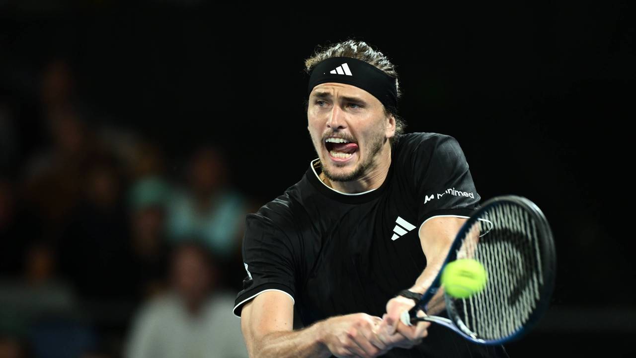 Alexander Zverev streckt bei einem Schlag die Zunge raus.
