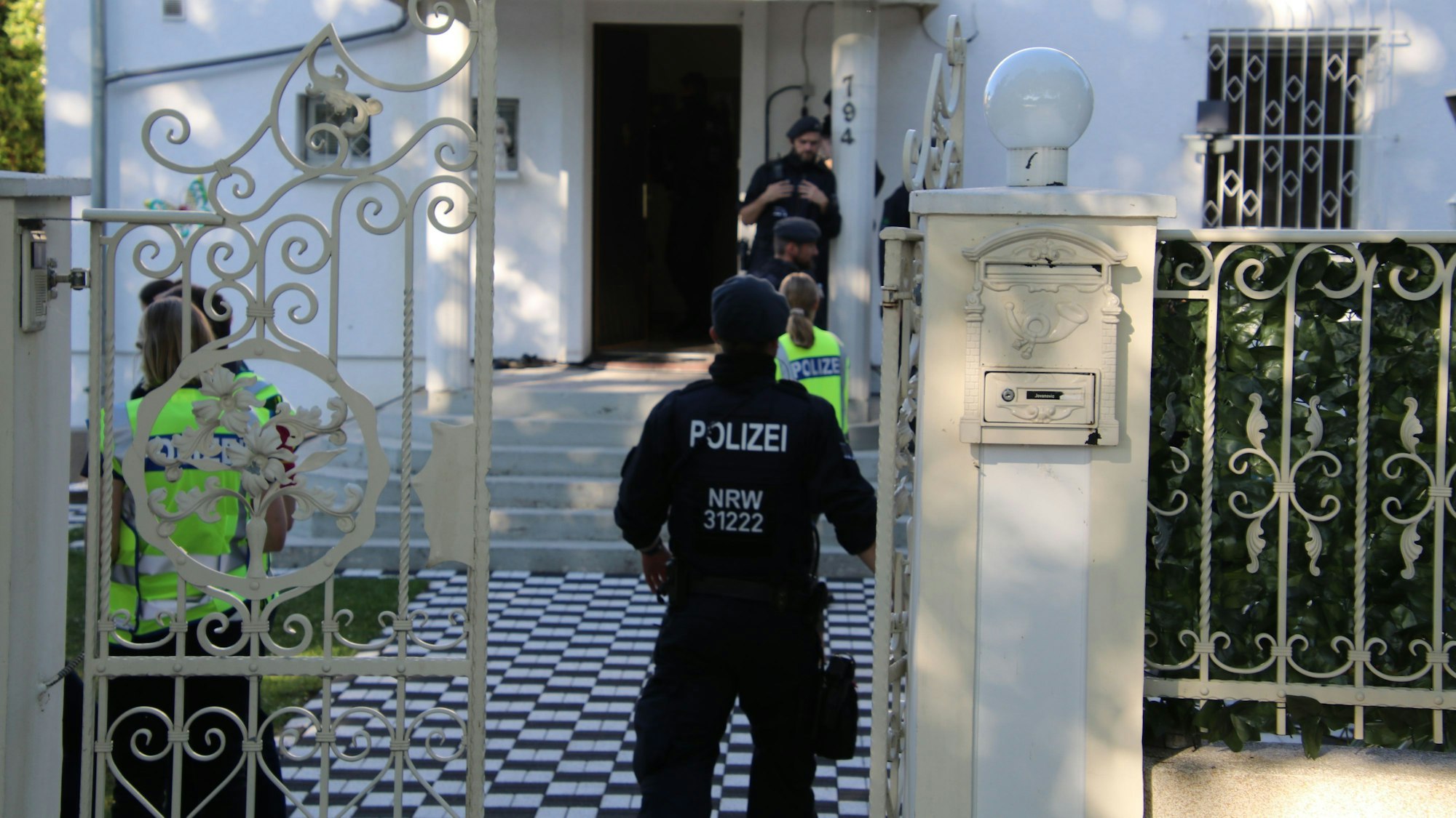 Eine Razzia fand 2020 in der Familienvilla in Ostheim statt.