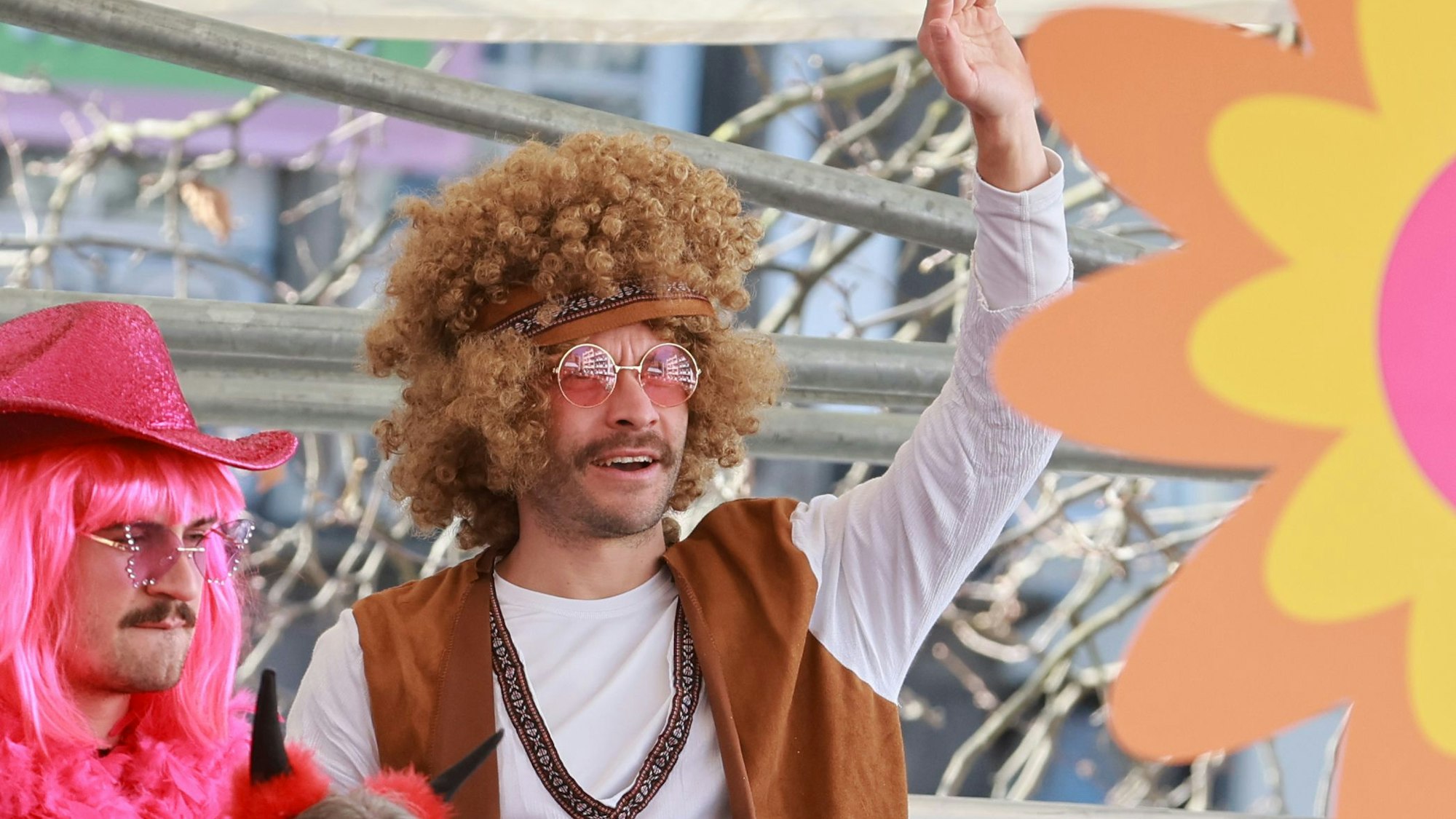 Jonas Hector verfolgt den Zug auf der Tribüne des 1. FC Köln am Heumarkt.