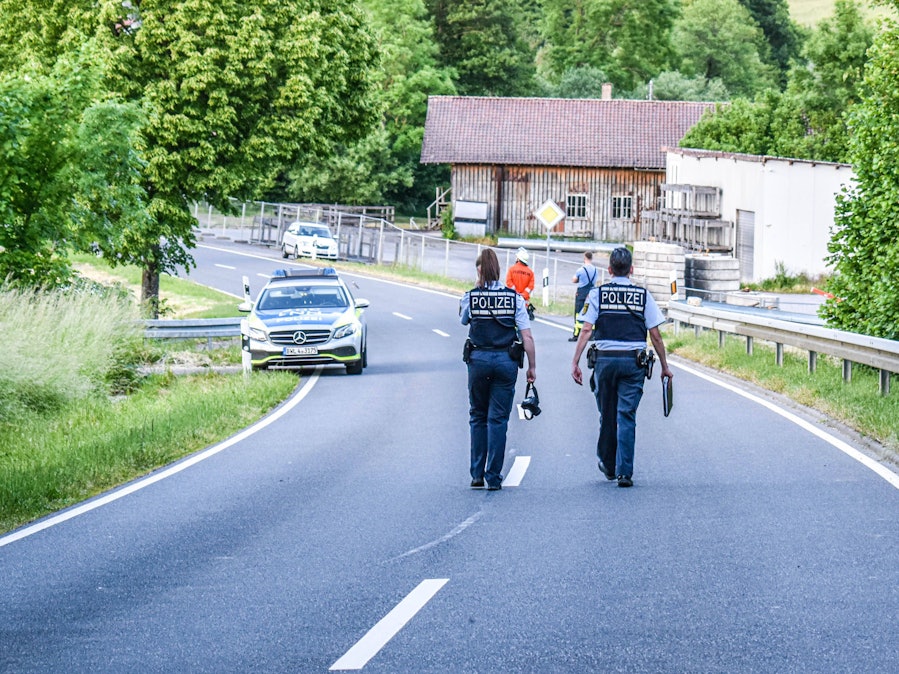 Polizei und Einsatzkräfte auf einer Straße