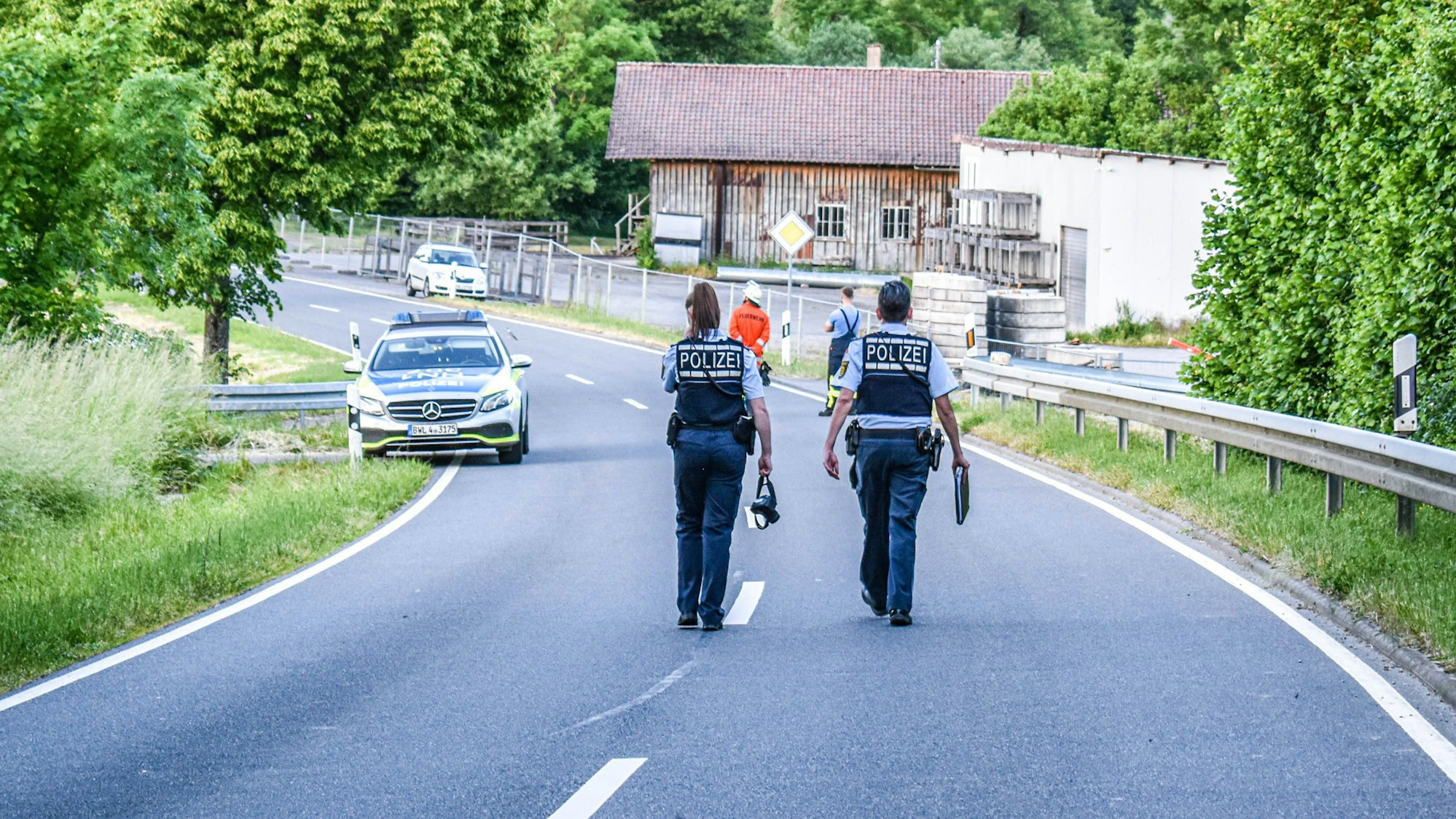 Polizei und Einsatzkräfte auf einer Straße