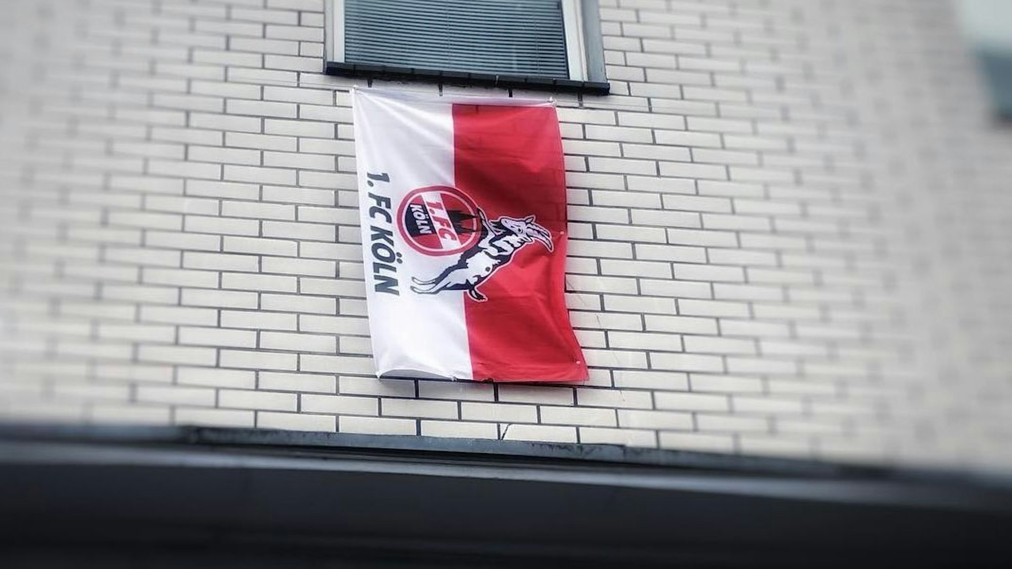 Am „Schill-Eck“ hängt eine FC-Fahne. Fans verfolgen hier gerne die Spiele ihres Klubs. Ende März ist dann aber Schluss – die Kneipe schließt.