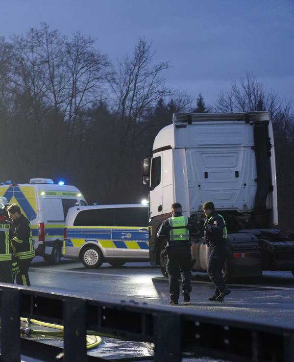 Beschädigte Fahrzeuge, Feuerwehr und Polizei stehen auf der Fahrbahn nach einer durch Glätte ausgelösten Unfallserie mit mehreren Toten und vielen Verletzten auf der A44. Christian Müller/dpa