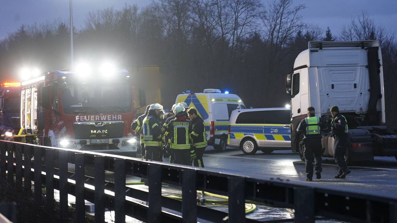 Beschädigte Fahrzeuge, Feuerwehr und Polizei stehen auf der Fahrbahn nach einer durch Glätte ausgelösten Unfallserie mit mehreren Toten und vielen Verletzten auf der A44. Christian Müller/dpa