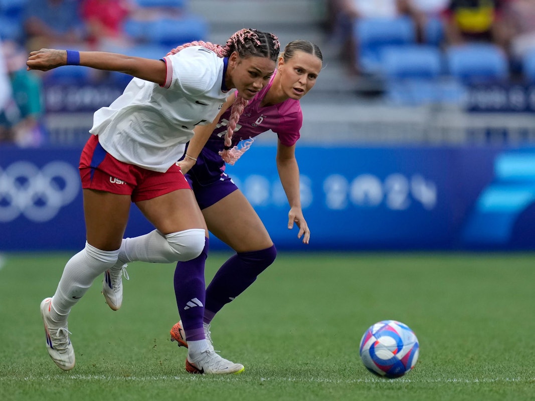 Trinity Rodman gegen Klara Bühl im Zweikampf.