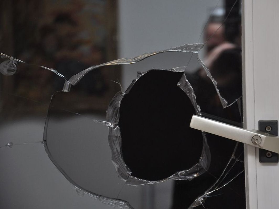 Ein aufgebrochenes Fenster.