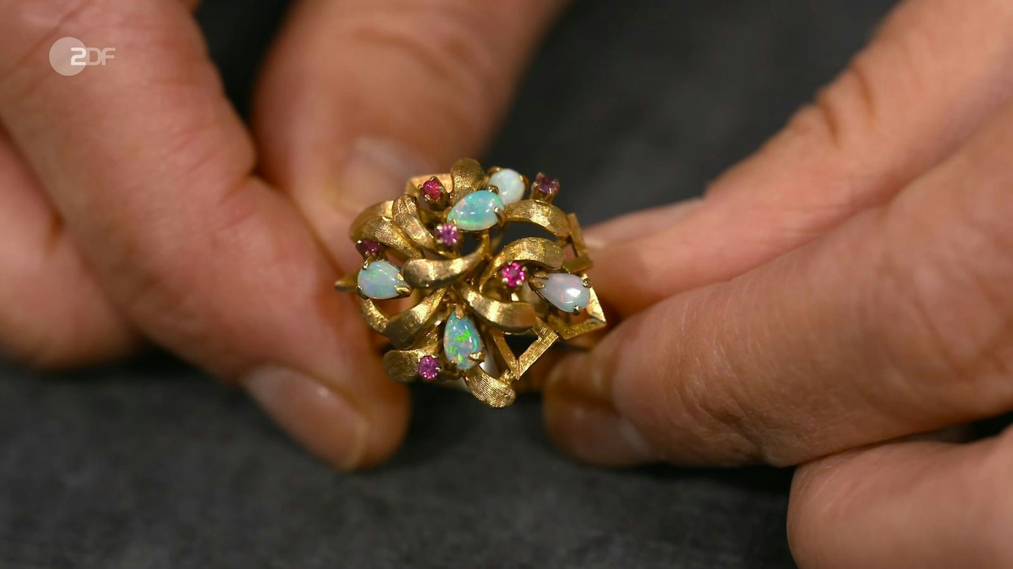 Der Mistel-Ring mit Opalen aus den 1960er-Jahren war 450 bis 500 Euro wert. Elke Velten gab 400 Euro aus.
(Bild: ZDF)
