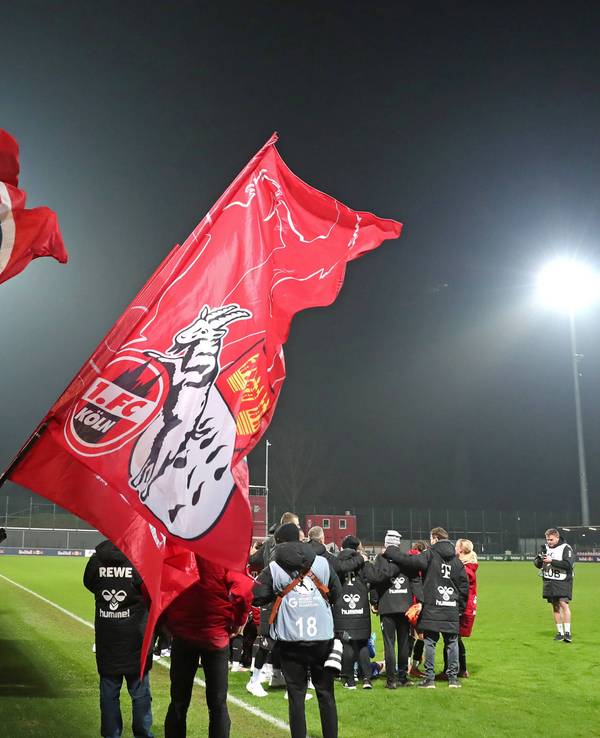 FC-Fans schwenken Fahnen im Franz-Kremer-Stadion.