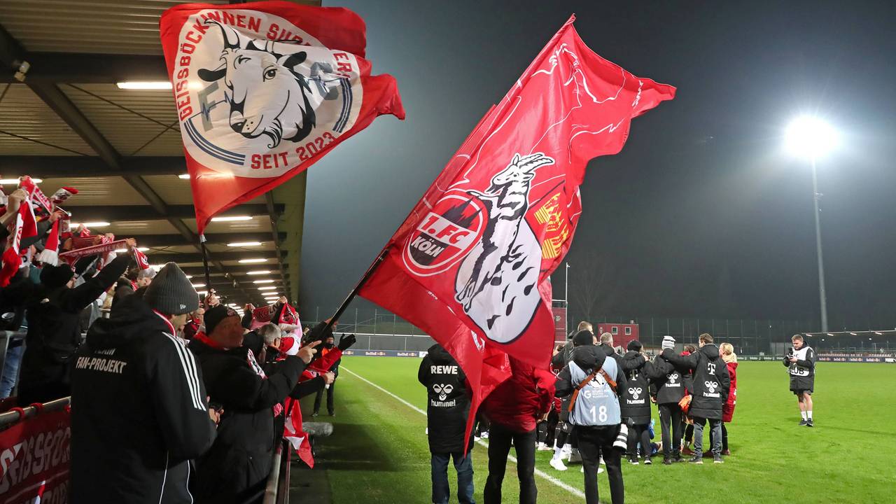 FC-Fans schwenken Fahnen im Franz-Kremer-Stadion.