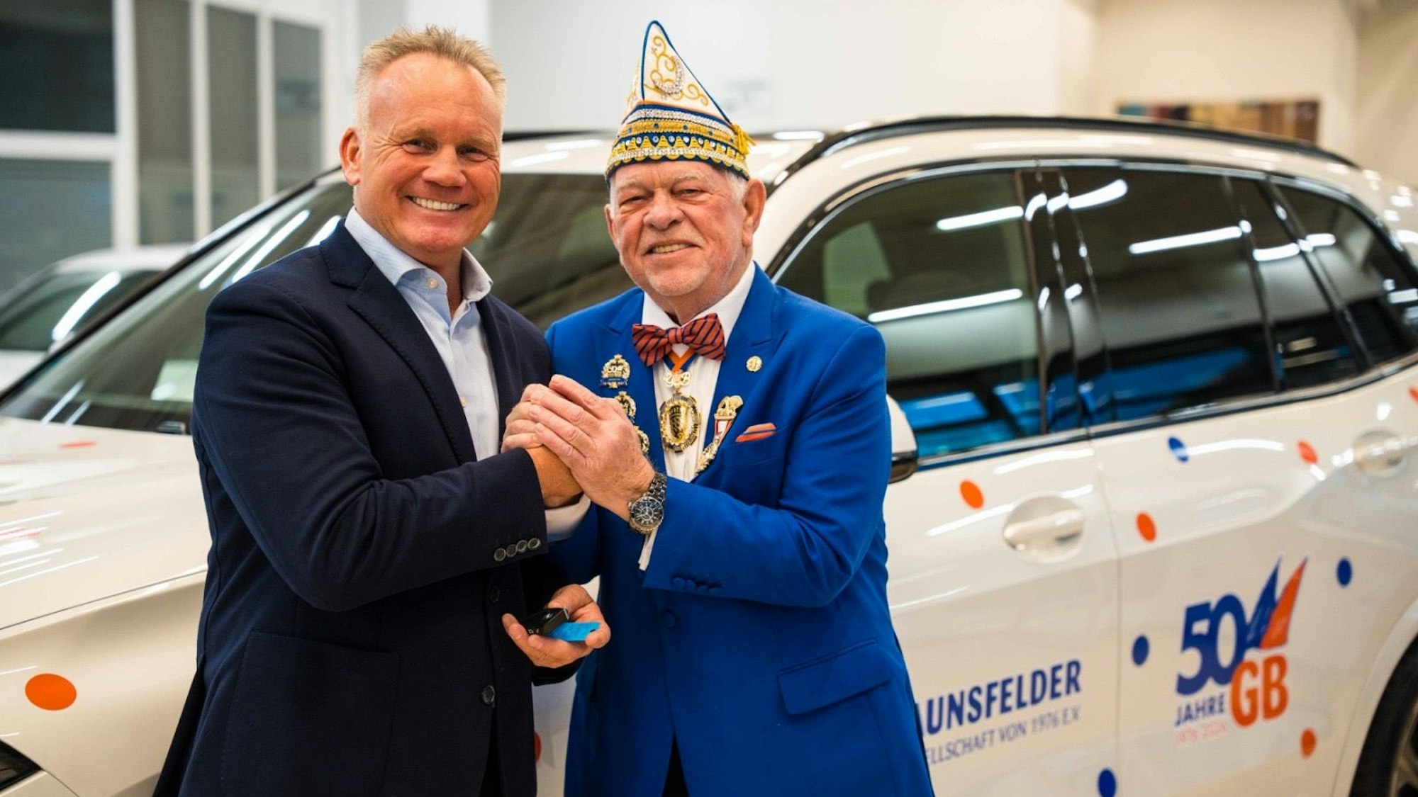 Bruno Hilgers und Rainer Tuchscherer stehen vor einem Auto.